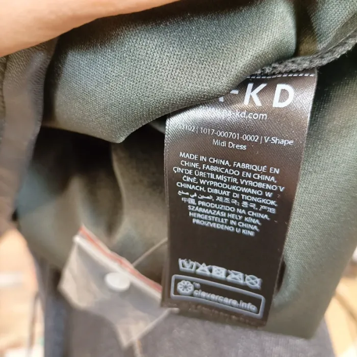 Robe NA-KD noire effet cuir décolleté plongeant V-shape, dos nu, effet cuir taille 38 A1237 - photo numéro 7