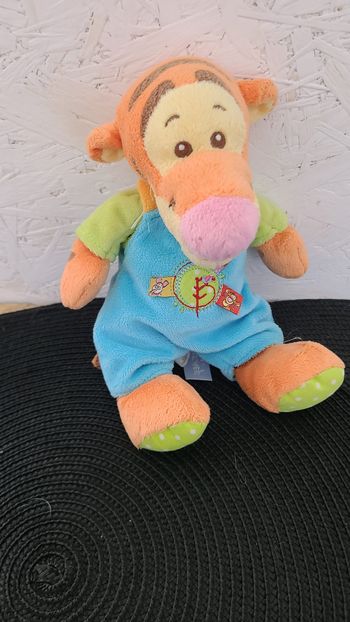 DOUDOU PELUCHE DISNEY NICOTOY TIGROU SALOPETTE BLEU OISEAU ARBRE