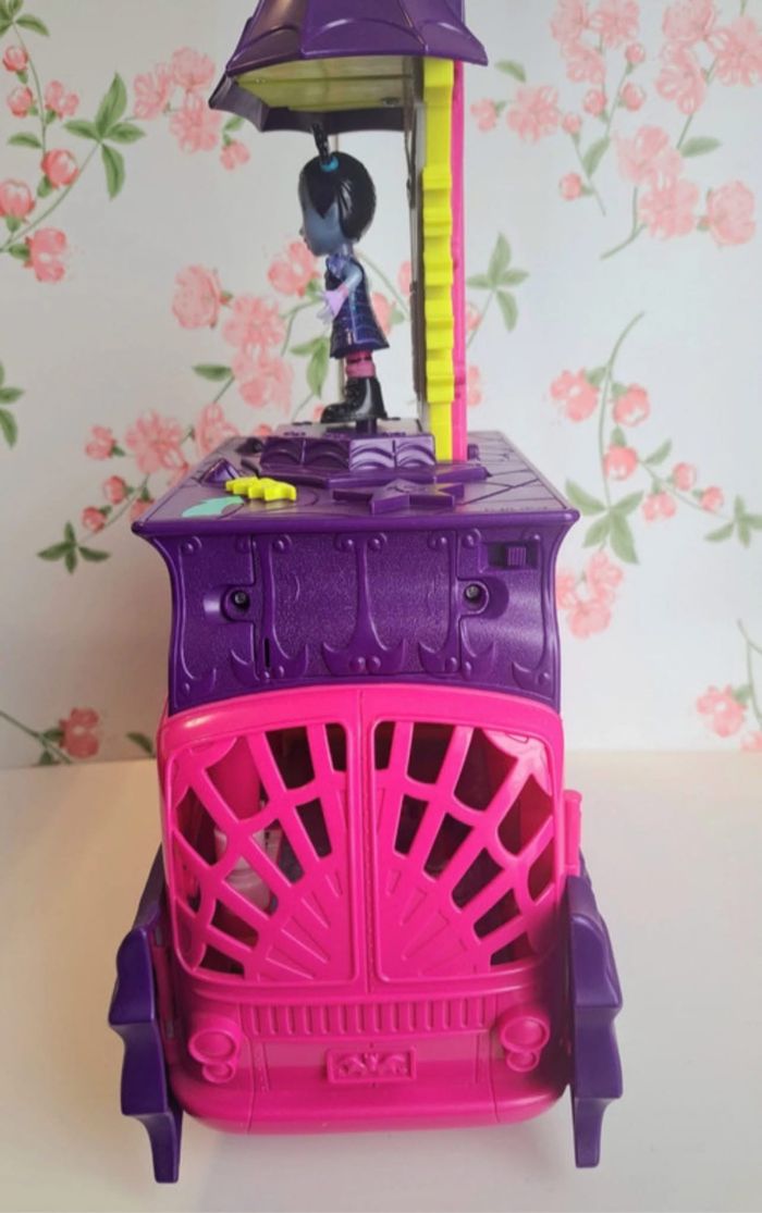 Magnifique Bus Vampirina Rock Disney avec sa petite poupée, le bus fait de la musique et lumières. Très bon état servi deux fois ! Vampirina Disney - photo numéro 8