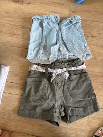 Deux shorts fille 12 mois