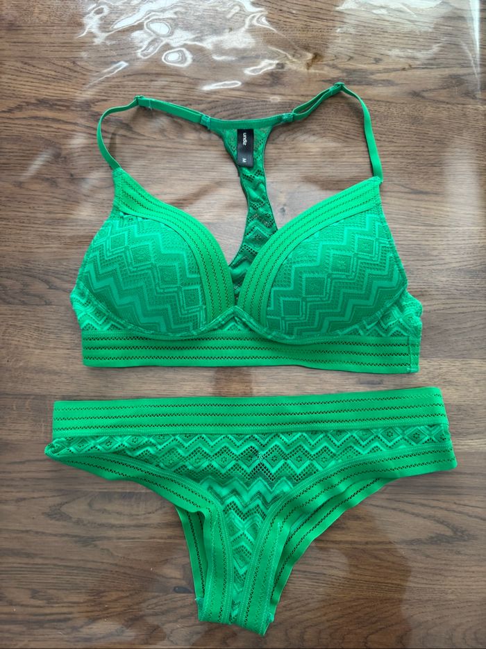 Ensemble complet lingerie en dentelle verte