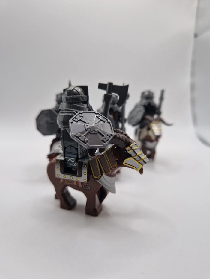 Figurines type lego 4 guerriers nains avec leur montures seigneur des anneaux / hobbit - photo numéro 3
