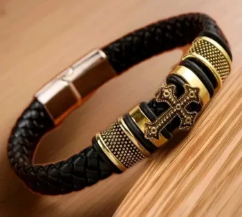 Bracelet homme en cuir tressé + fermeture charms et croix en acier inoxydable doré longueur 21 cms