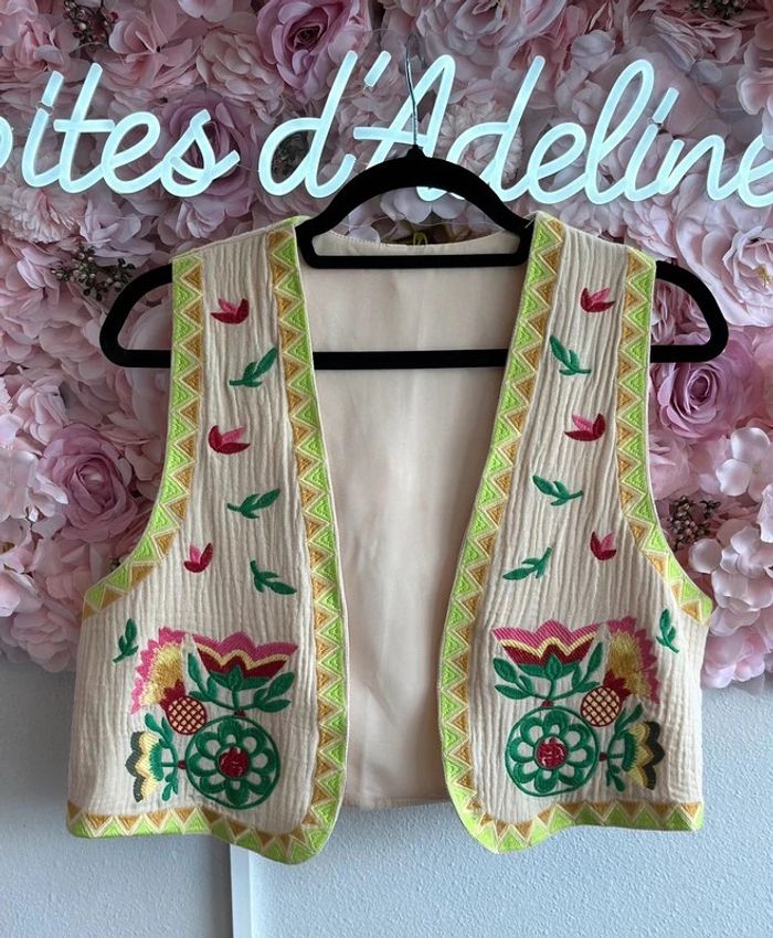 Gilet sans manches en gaze façon coton brodé de fleurs colorées, taille 36