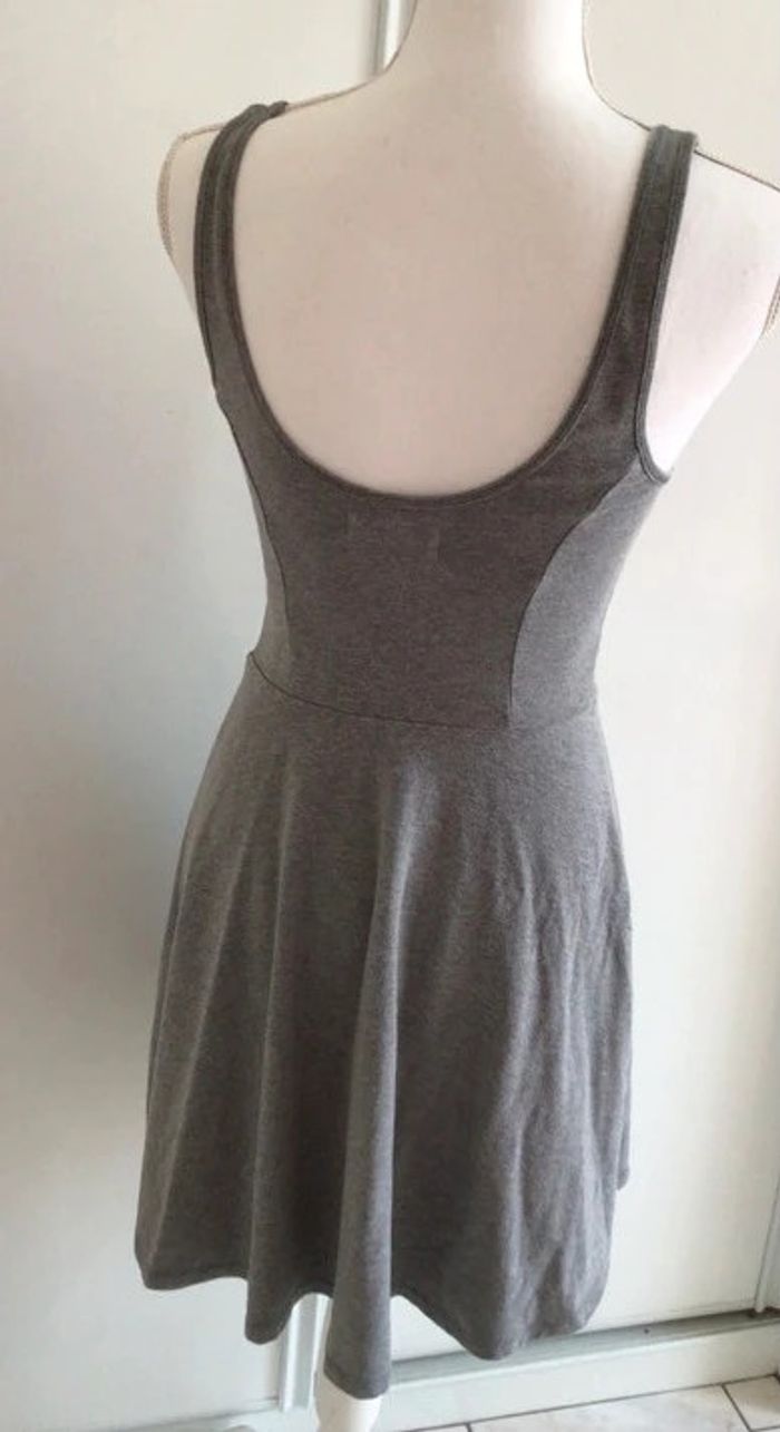 Robe  - Marque : Hollister - Seize : M. - photo numéro 2