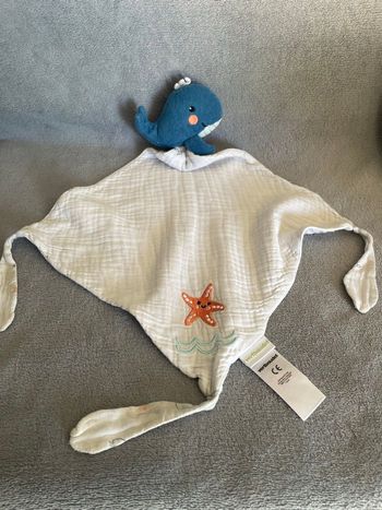 Doudou plat lange Baleine bleu mouchoir blanc Vertbaudet