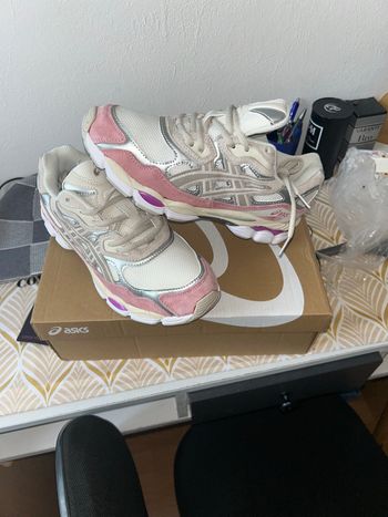 Paire de azics jamais porter neuf 