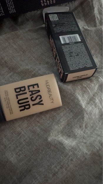 Fond de teint Huda beauty EASY BLUR 