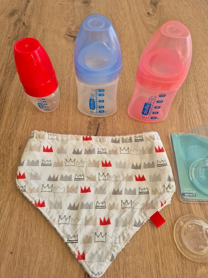 Lot biberons 150 ml + tétines + attache tétine + bavoir + biberons médicament - photo numéro 5
