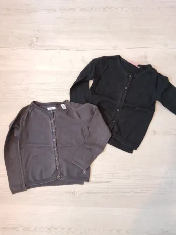 Lot 2 gilets a boutons 4 ans
