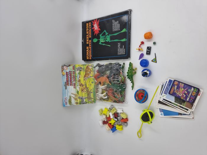 Lot de jouets divers animaux, toupies, cartes et osselets