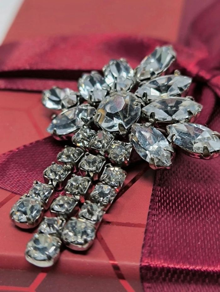 Parure vintage – Broche fleur & boucles d’oreilles pendantes en métal argenté et strass - photo numéro 2