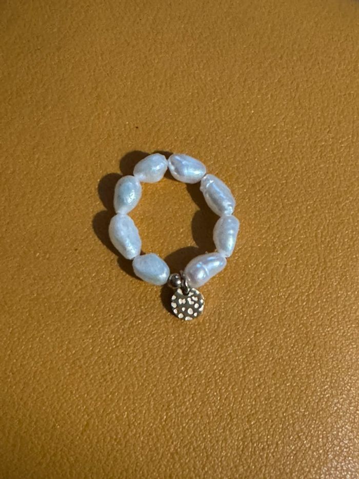 Bague réglable élastique perles d’eaux douce petite médaille en breloque - photo numéro 4