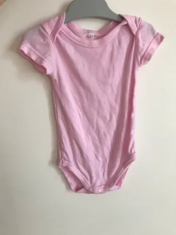 Body 6 mois rose pâle manches courtes