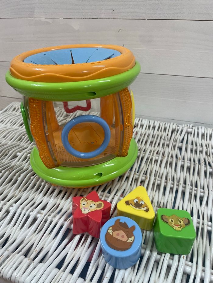 TAMBOUR MUSICAL À FORMES DISNEY BABY : LE ROI LION