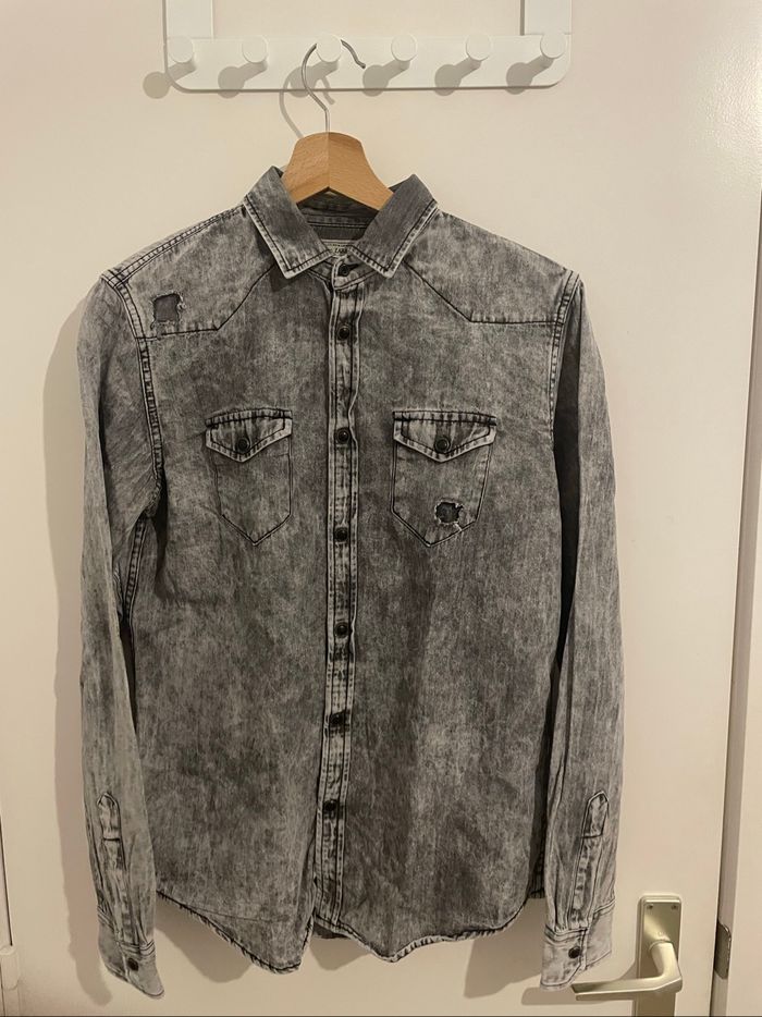 Chemise en jean délavé Zara, effet usé