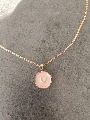 Collier motif lune coeur nacré rose