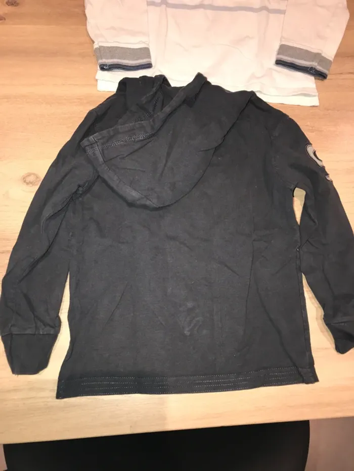 2 t-shirt manches longues taille 5 ans - photo numéro 4