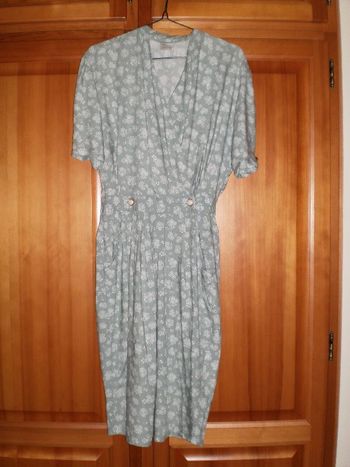 Robe grise à fleurs