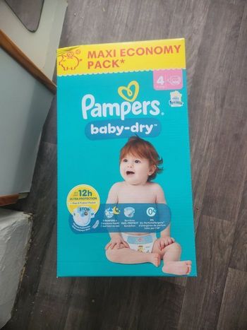 Carton couches baby dry pampers taille 4