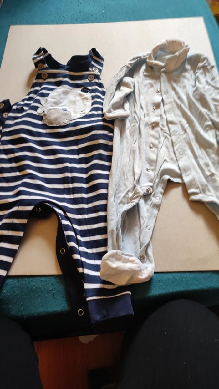 lot 9 mois salopette et un pyjama fin