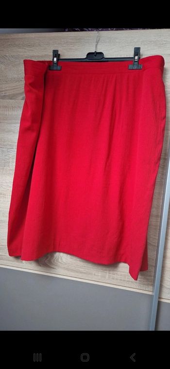Jupe rouge.