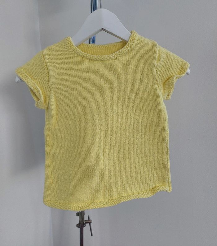 Pull manches courtes au crochet grosses mailles jaune pastel 6 ans