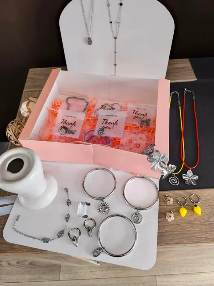 Lot de 25 bijoux argentés et multicolores - photo numéro 7