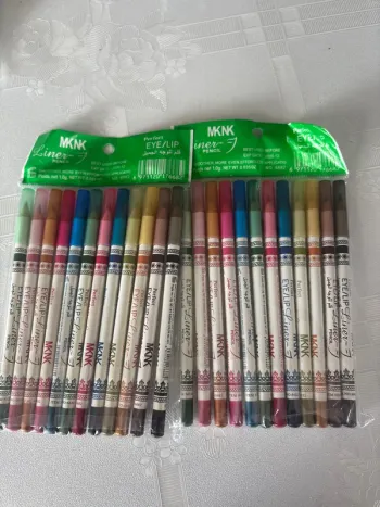 Maquillage crayon lèvre yeux