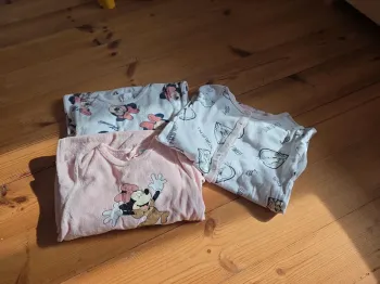 Lot de 3 pyjamas disney 12 mois.