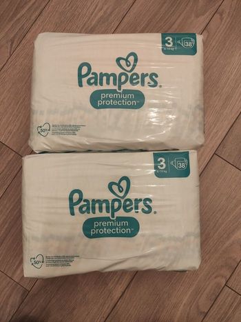 2 paquets de couches Pampers taille 3
