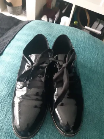 Derbies vernies