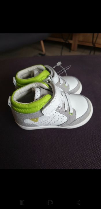 Baskets tout cuir neuves Vertbaudet taille 21