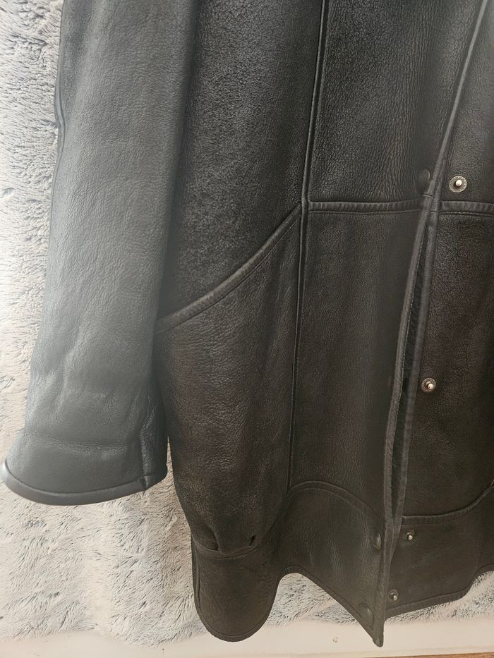 Manteau noir en cuir avec fausse fourrure de chez Aron's Cuir - photo numéro 4