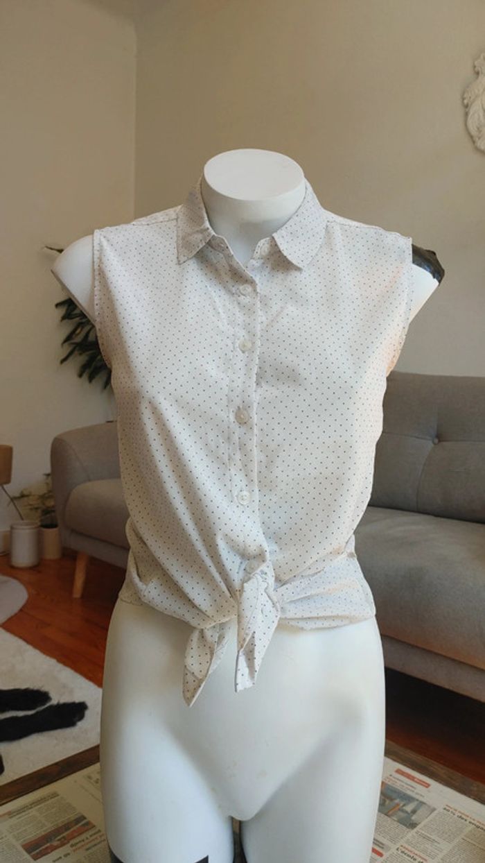Chemise sans manche à pois noir sur fond blanc noué à la taille - photo numéro 2