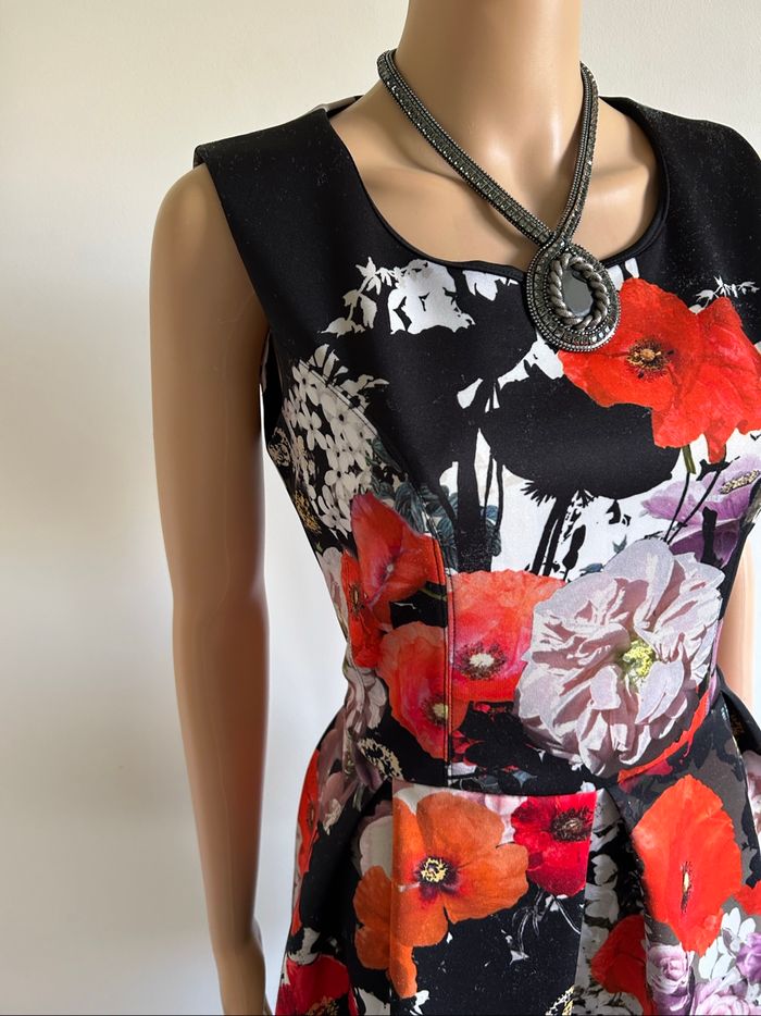 Robe fleurie sans manches Rinascimento taille M TBE - photo numéro 4