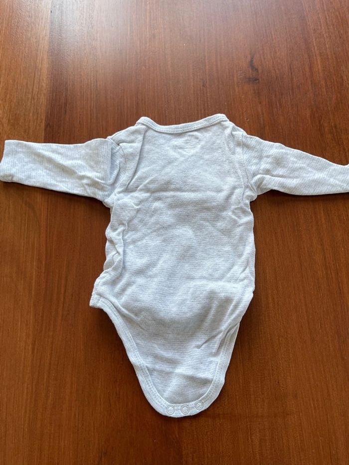 Lot de 2 bodies Kiabi taille 1 mois bon état - photo numéro 7