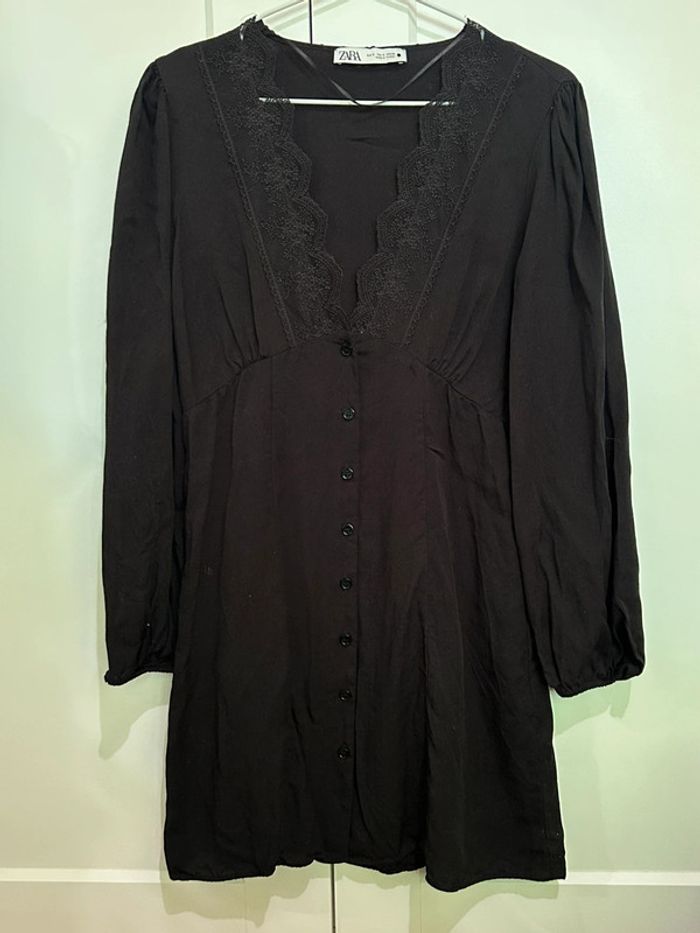 669 – robe Zara noire à manches longues et col v avec détails dentelles et boutons