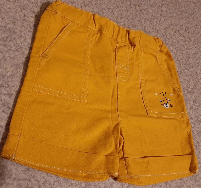 Short jaune - photo numéro 3