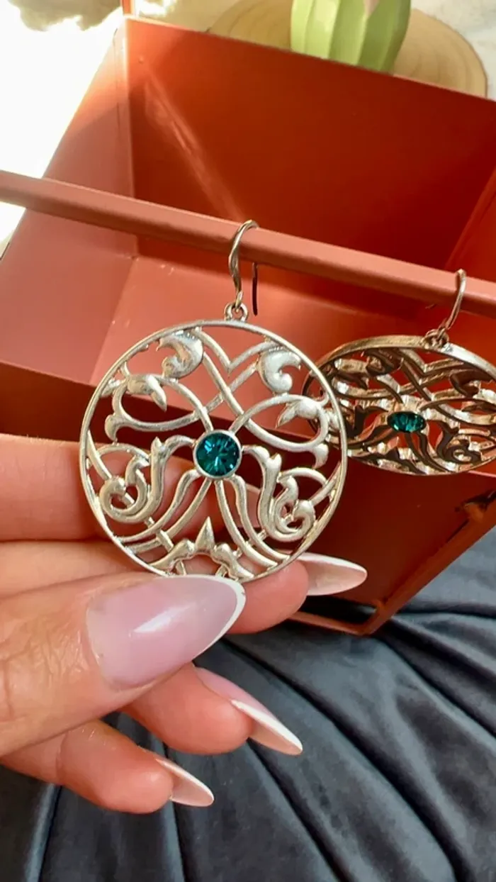 Boucles d’oreilles rondes ajourées argentées avec strass bleu – Pilgrim - photo numéro 3