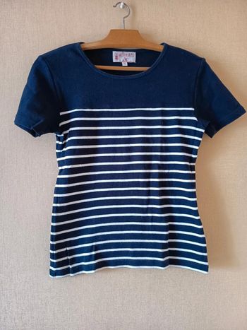Tee-shirt. Marque affinités Armand Thiery (D42)