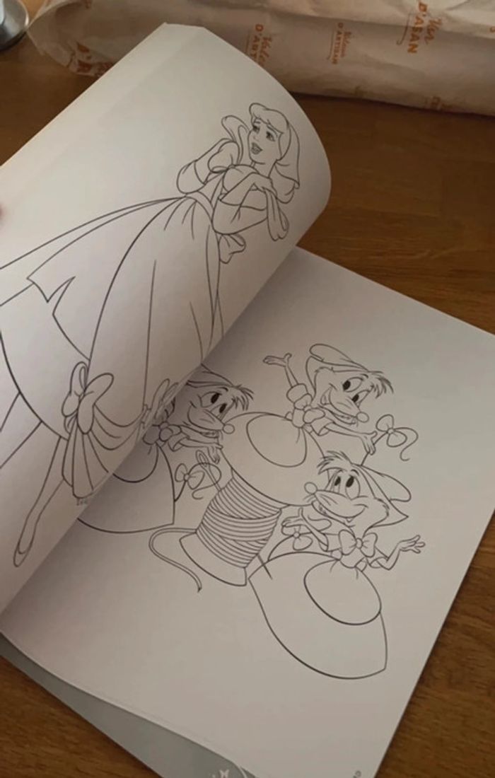 Livre coloriage neuf Disney avec stickers princesses - photo numéro 4