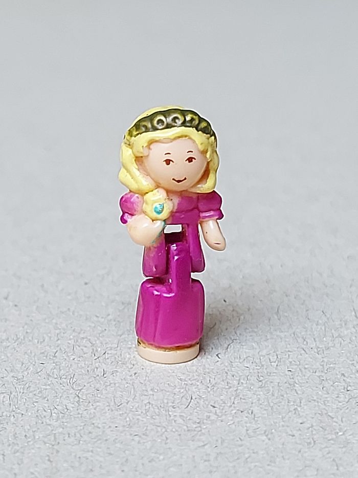 Polly pocket figurine