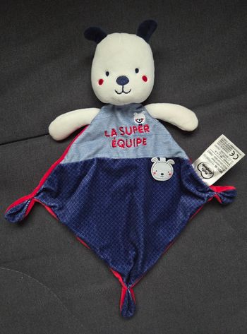 Doudou chien ours plat losange bleu et rouge - La super équipe- Mots d'enfants