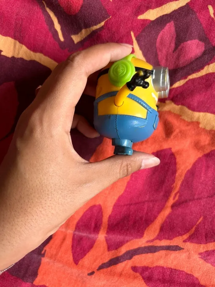 Minion qui bouge les bras - photo numéro 2