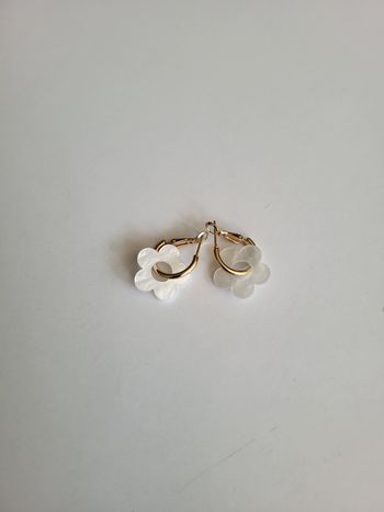 Boucles d'oreilles fleurs  blanches