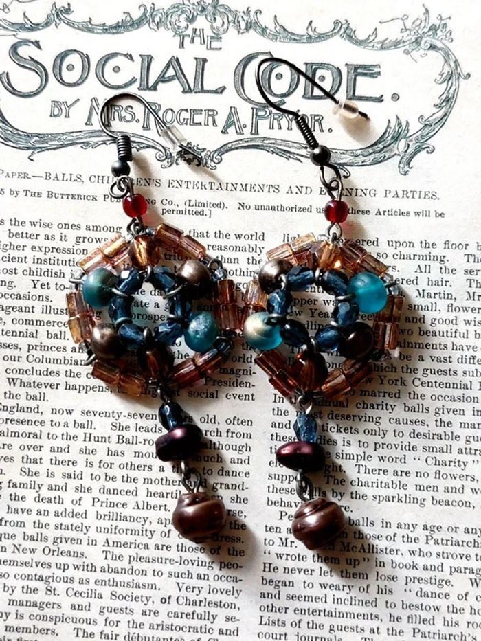 Magnifique paire de boucles d'oreilles pendantes en perles - photo numéro 3