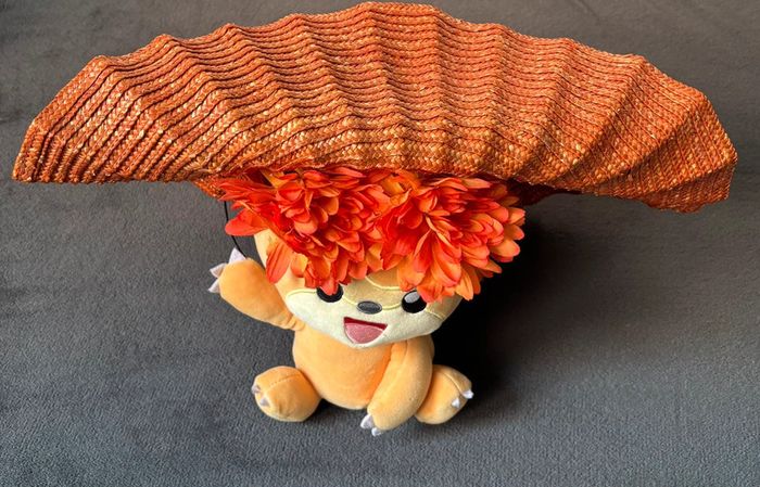 Chapeau de paille et fleurs orange