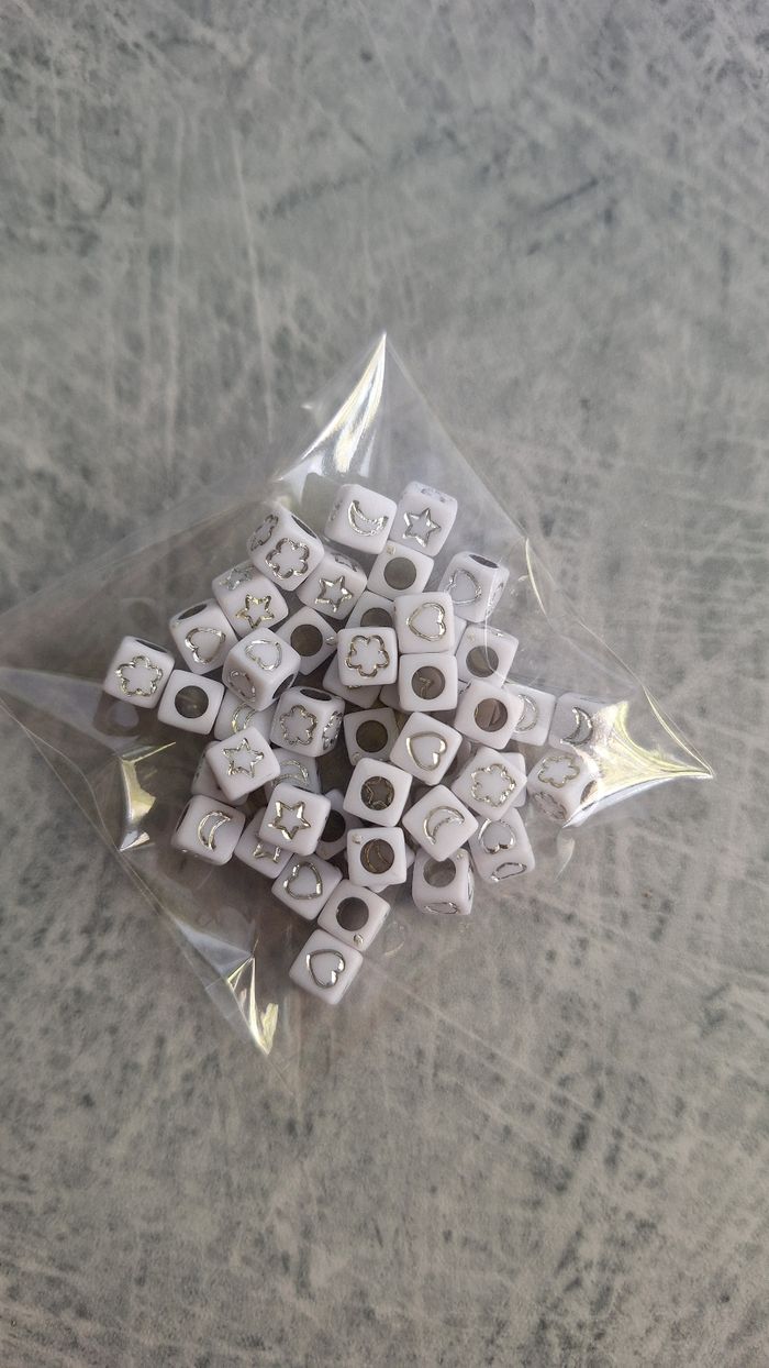 Perles blanches carrées symboles argentés