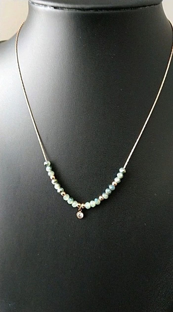 Collier avec perles vertes irisées et strass